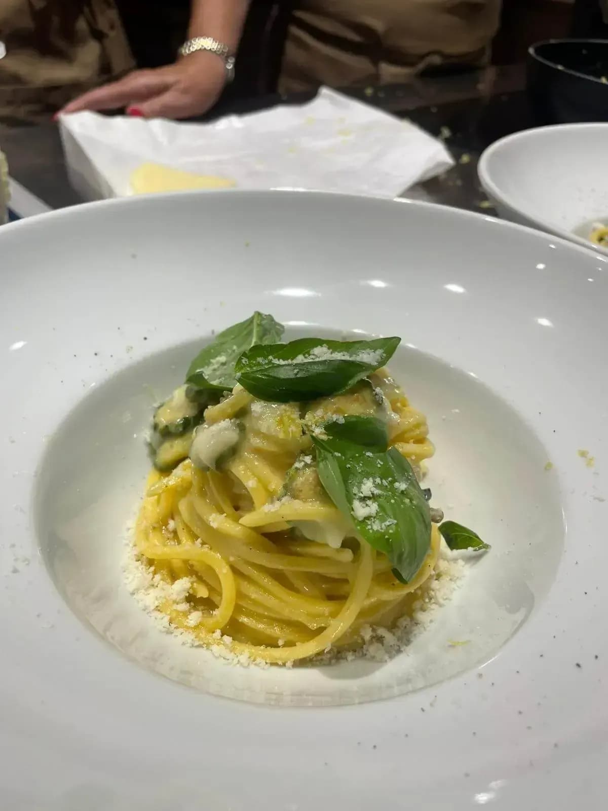 Spaghetti alla Nerano ricetta originale: zucchine fritte e provolone