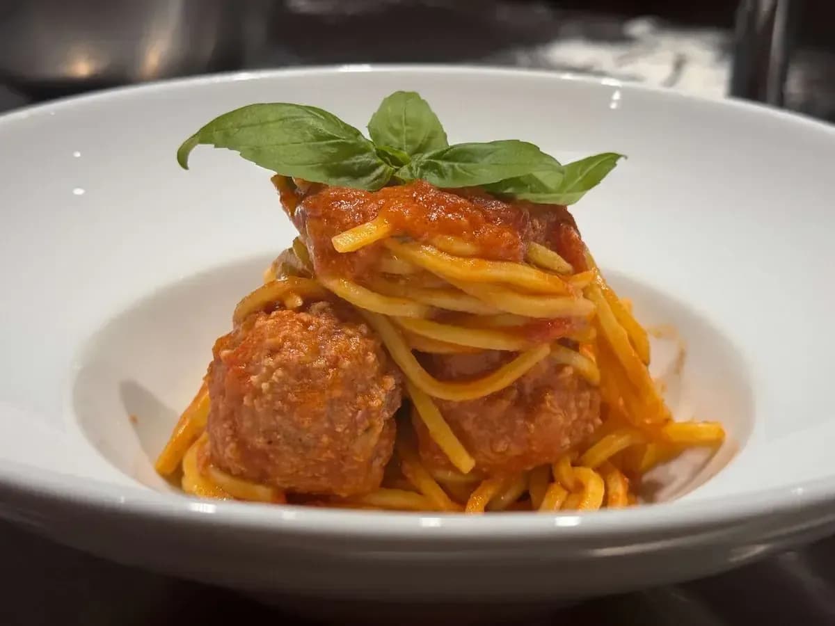 Spaghetti con le polpette: la ricetta onesta, con la mollica nel latte