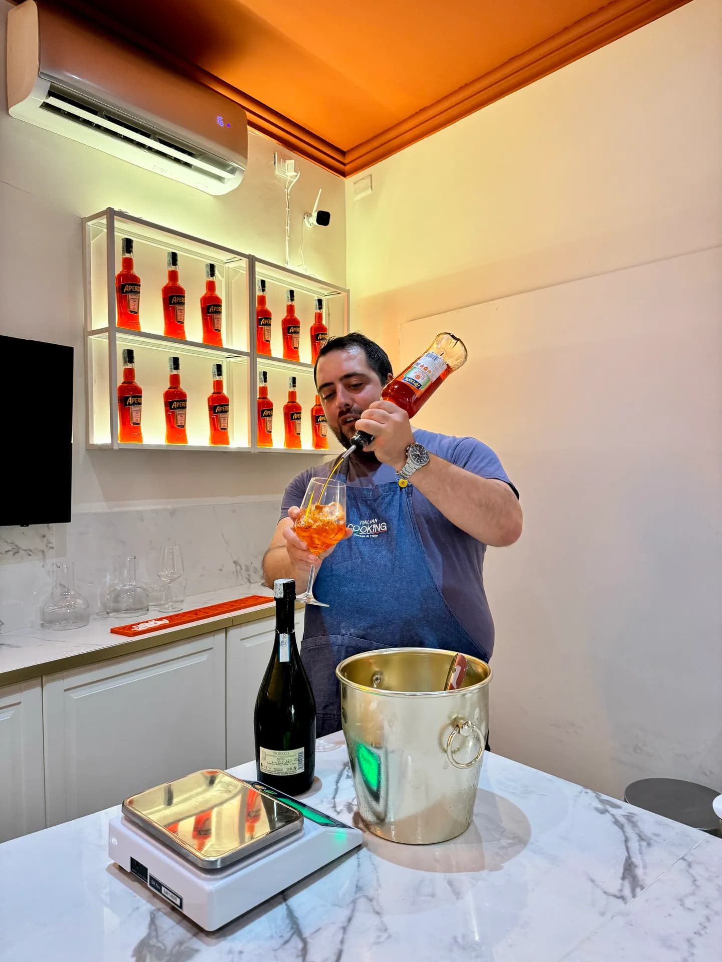 Ricetta dello spritz con Aperol: ghiaccio, prosecco, Aperol e soda nell'ordine giusto